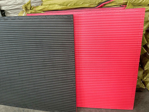 10 x 40mm EVA Foam Jigsaw Interlocking Floor Tile Mat 1m x 1m BLACK / RED 10 x 40mm EVA Foam Jigsaw Interlocking Floor Tile Mat 1m x 1m BLACK / RED